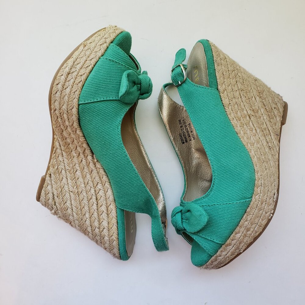 NWOT ME TOO Beautiful Green Wedge sandal.
